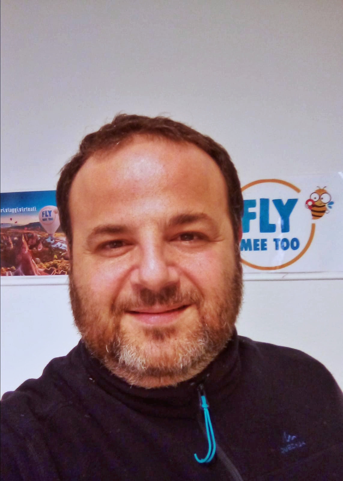 Raffaele Di Lorenzo davanti al logo di Fly Mee Too